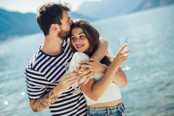 Mooi paar met plezier op het strand, cocktails drinken en — Stockfoto