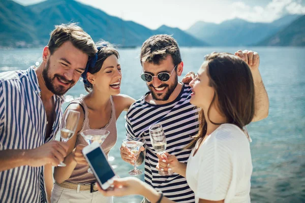 Vrienden op het strand drinken cocktails met plezier op zomer VAC — Stockfoto