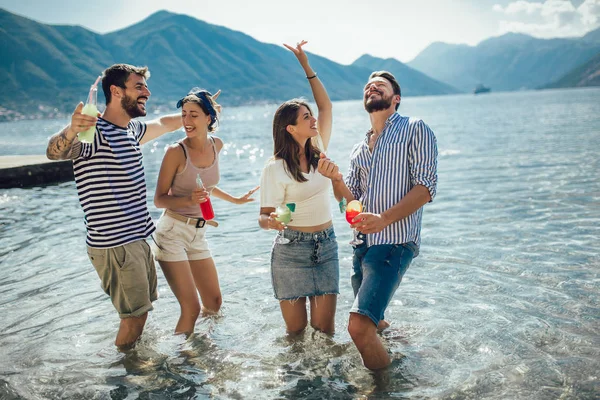 Vrienden op het strand drinken cocktails met plezier op zomer VAC — Stockfoto