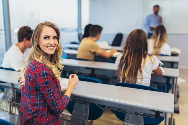 Groupe d'étudiants internationaux écrivant en salle de conférence et parler — Photo