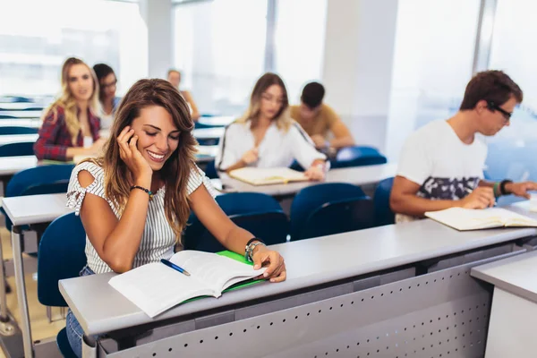 Grupa międzynarodowych studentów piszących w sali wykładowej i rozmawiać — Zdjęcie stockowe