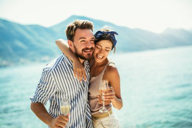 Genç çiftin sahilde romantik bir randevusu var.