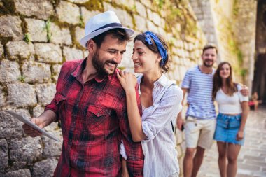 Mutlu arkadaşlar şehir turunun tadını çıkarıyor, eğleniyorlar..