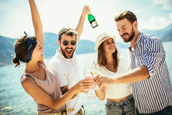 Vrienden Het Strand Drinken Cocktails Tijdens Zomervakantie — Stockfoto