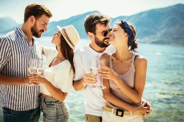 Vrienden Het Strand Drinken Cocktails Tijdens Zomervakantie — Stockfoto