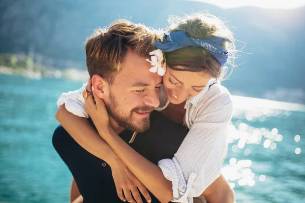 Homem Feliz Carregando Uma Mulher Costas Andando Praia Com Mar — Fotografia de Stock