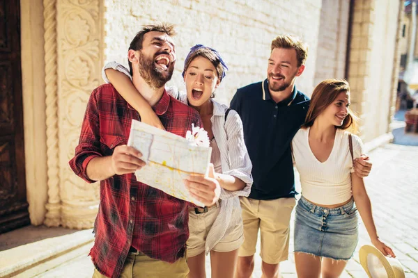 Gelukkige Vrienden Genieten Van Sightseeing Tour Stad — Stockfoto