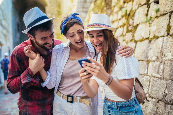Щасливі Друзі Насолоджуються Екскурсійним Туром Місту Розважаються Використовуючи Телефон — стокове фото