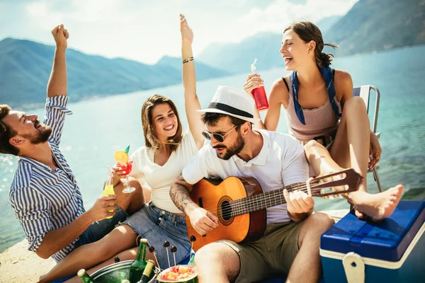 Groep Vrienden Met Gitaar Hebben Plezier Het Strand — Stockfoto