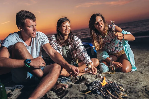 Grup Prieteni Care Relaxează Jurul Focului Tabără Plajă Apusul Soarelui — Fotografie, imagine de stoc