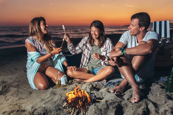 Vriendengroep Ontspannen Rond Vreugdevuur Het Strand Bij Zonsondergang — Stockfoto