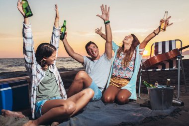 Bir grup arkadaş sahilde eğleniyor.