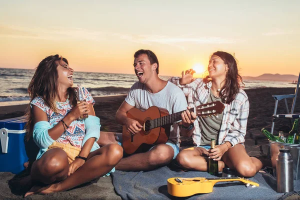 Ομάδα Φίλων Κιθάρα Που Διασκεδάζουν Στην Παραλία Ηλιοβασίλεμα — Φωτογραφία Αρχείου