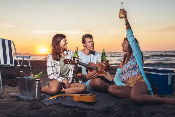 Groep Vrienden Met Gitaar Hebben Plezier Het Strand Bij Zonsondergang — Stockfoto