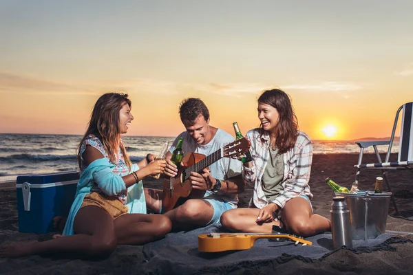 Groep Vrienden Met Gitaar Hebben Plezier Het Strand Bij Zonsondergang — Stockfoto