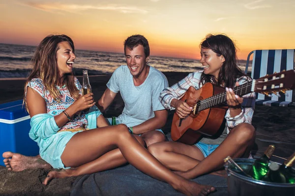 Groep Van Vrienden Genieten Het Strand — Stockfoto