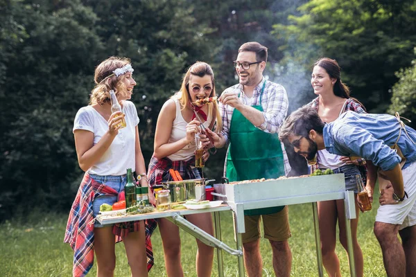 Young People Grilling Having Fun Outdoors — Stock Photo, Image