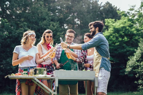 Junge Leute Grillen Und Haben Spaß Freien — Stockfoto