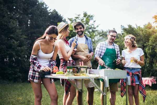 Unge Mennesker Griller Morer Seg Utendørs – stockfoto