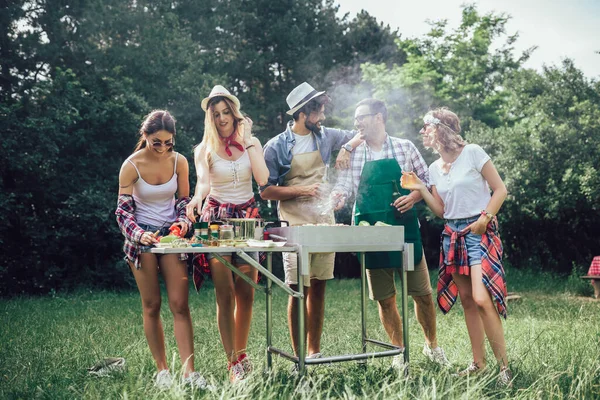 Ungdomar Grillar Och Roar Sig Utomhus — Stockfoto