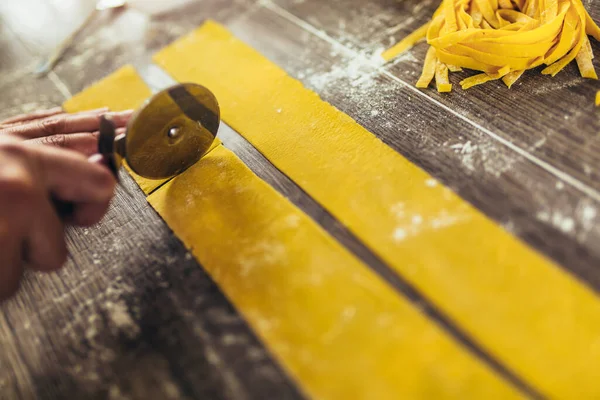 Preparando Macarrão Caseiro Com Fabricante Massas Mesa Madeira — Fotografia de Stock