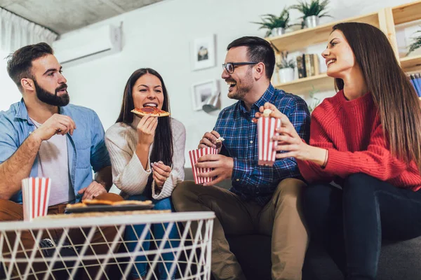 Grupo Jóvenes Amigos Comiendo Pizza Interior Del Hogar Jóvenes Divirtiéndose — Foto de Stock