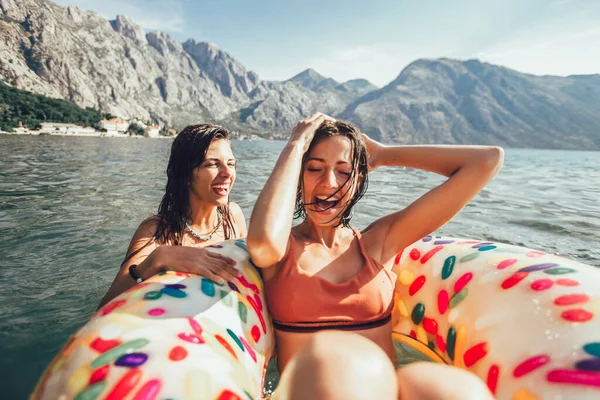 Mladí Módní Lidé Baví Koupáním Letních Prázdninách Relaxaci Nafukovací Kroužek — Stock fotografie