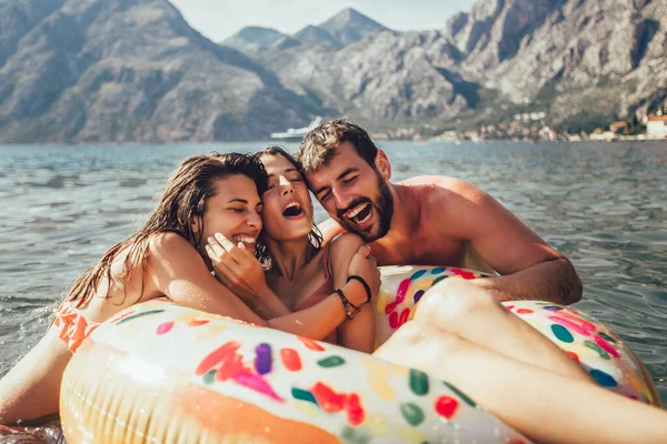 Jovens Pessoas Moda Divertindo Nadando Férias Verão Relaxando Anel Inflável — Fotografia de Stock