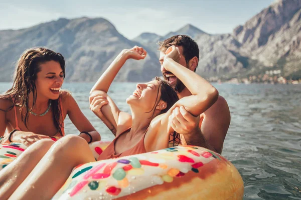 Genç Trend Insanlar Yaz Tatilinde Yüzerek Eğleniyorlar Şişme Yüzükle Rahatlıyorlar — Stok fotoğraf