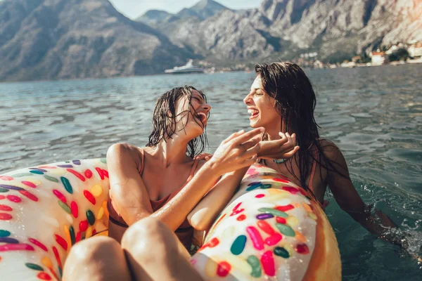 Jovens Pessoas Moda Divertindo Nadando Férias Verão Relaxando Anel Inflável — Fotografia de Stock