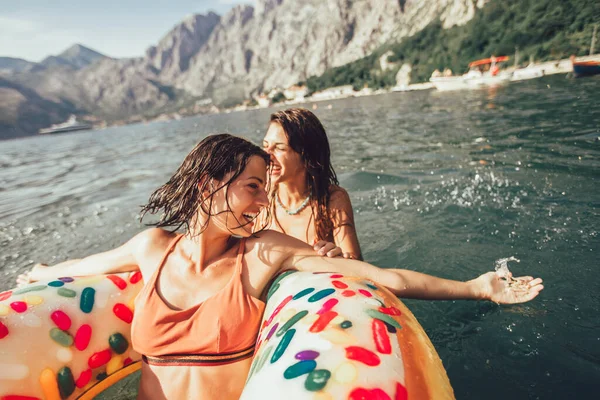 Giovani Alla Moda Che Divertono Nuotare Vacanza Estiva Rilassandosi Sull — Foto Stock