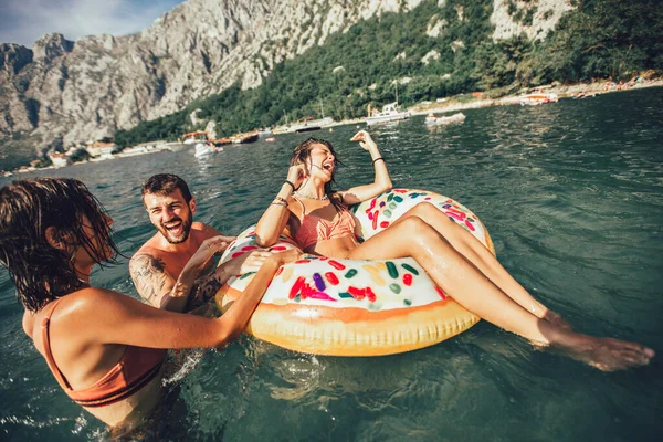 Jovens Pessoas Moda Divertindo Nadando Férias Verão Relaxando Anel Inflável — Fotografia de Stock