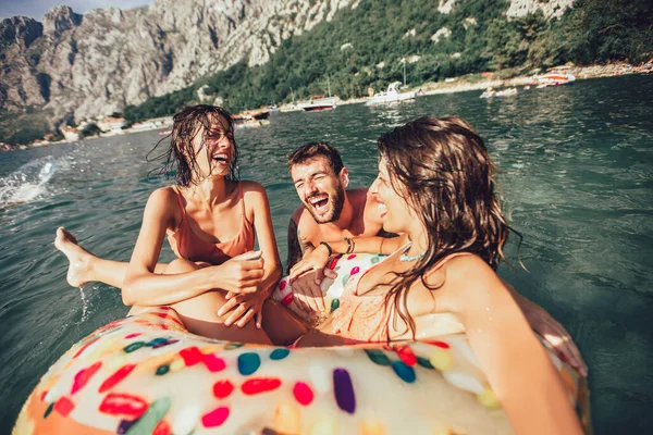 Jovens Pessoas Moda Divertindo Nadando Férias Verão Relaxando Anel Inflável — Fotografia de Stock