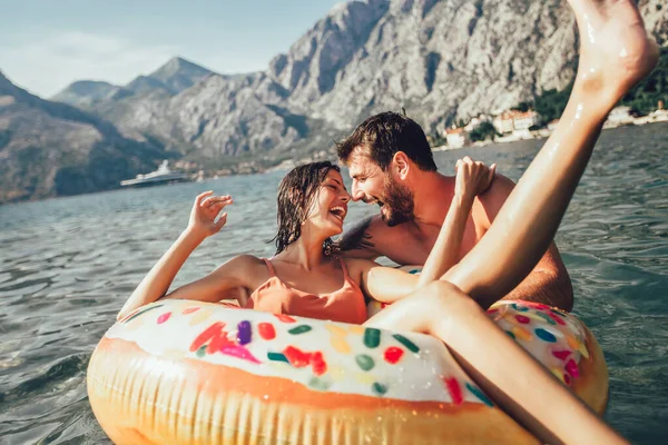 Jong Trendy Paar Met Plezier Zwemmen Zomer Vakantie Ontspannen Opblaasbare — Stockfoto