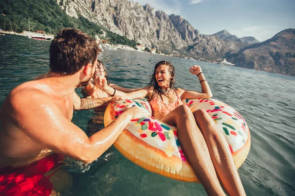 Jovens Pessoas Moda Divertindo Nadando Férias Verão Relaxando Anel Inflável — Fotografia de Stock