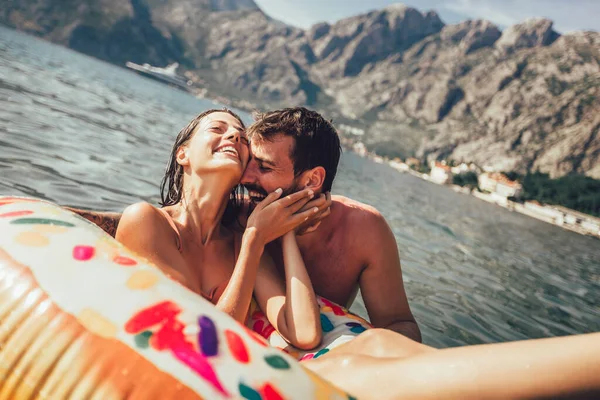 Jovem Casal Moda Divertindo Nadando Nas Férias Verão Relaxando Anel — Fotografia de Stock