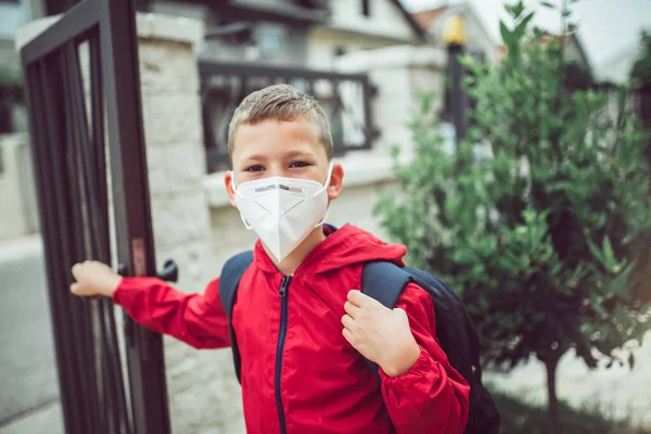 Child Wear Facemask Coronavirus Flu Outbreak Boy Wear Mask Going — Stock Photo, Image