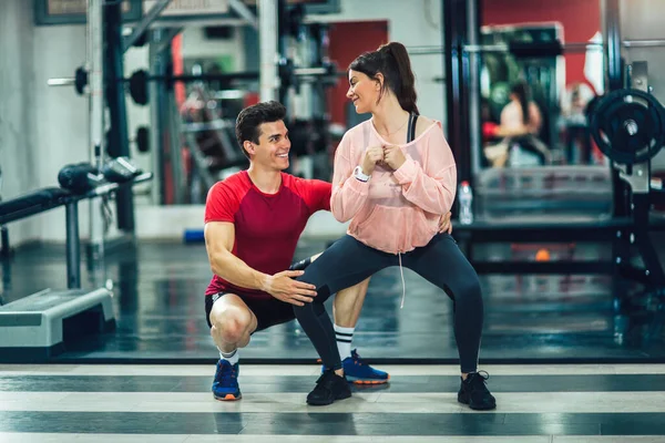 Jóvenes Entrenando Gimnasio — Foto de Stock