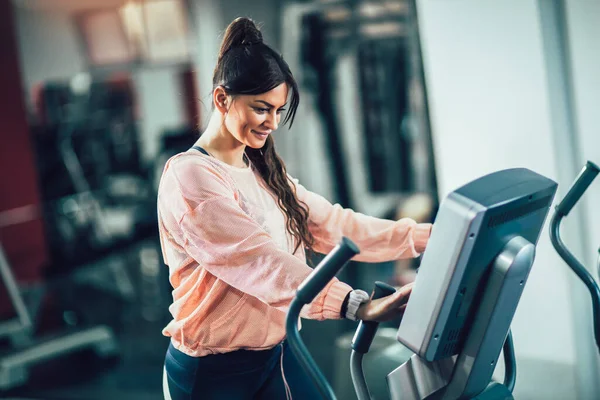 Frau Trainiert Fitnessstudio Gesunden Lebensstil — Stockfoto