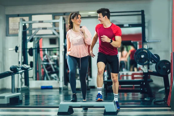 Jóvenes Entrenando Gimnasio —  Fotos de Stock