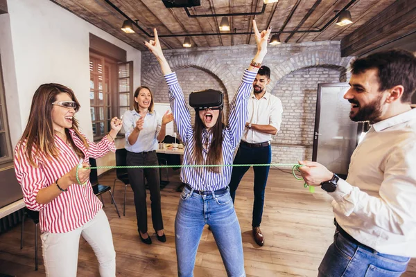 Gente Negocios Haciendo Ejercicio Entrenamiento Equipo Durante Seminario Team Building — Foto de Stock