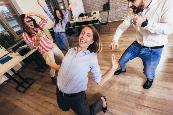 Gente Negocios Haciendo Ejercicio Entrenamiento Equipo Durante Seminario Team Building — Foto de Stock