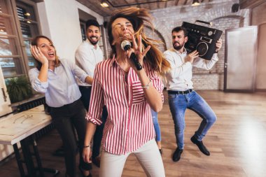 Takımın takım seminer şarkı karaoke oluşturma sırasında egzersiz eğitim iş adamları.