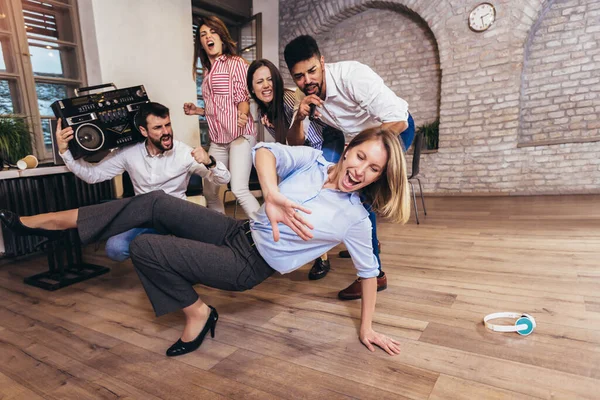 Gente Negocios Haciendo Ejercicio Entrenamiento Equipo Durante Seminario Team Building — Foto de Stock