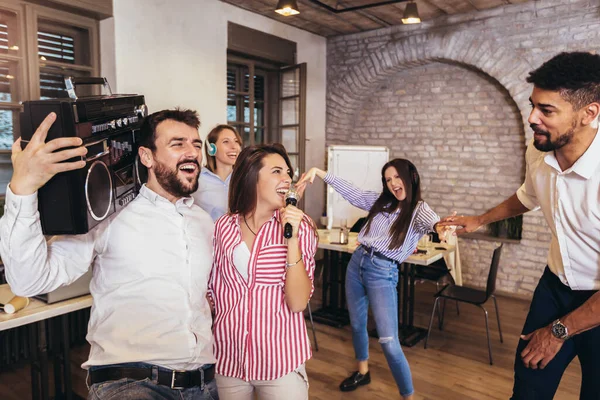 Gente Negocios Haciendo Ejercicio Entrenamiento Equipo Durante Seminario Team Building — Foto de Stock