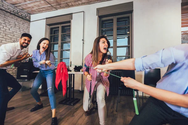 Gente Negocios Tirando Cuerda Oficina Divertida Actividad Trabajo Equipo — Foto de Stock