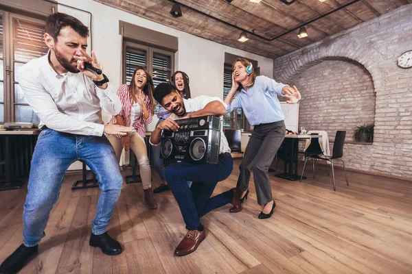 Gente Negocios Haciendo Ejercicio Entrenamiento Equipo Durante Seminario Team Building — Foto de Stock