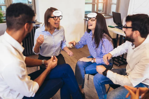 Feliz Equipo Negocios Amigable Que Divierte Entrenamiento Corporativo Divertida Actividad — Foto de Stock