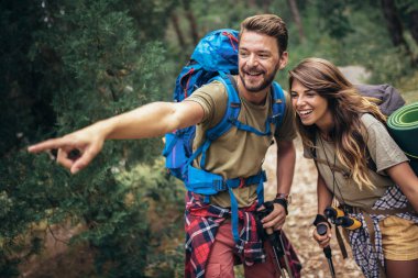 Birlikte yürüyüş yapan mutlu genç çift..