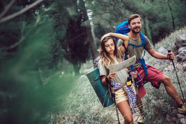 Couple Hiking Trough Forest Using Map Get Good Direction — Stock Photo, Image